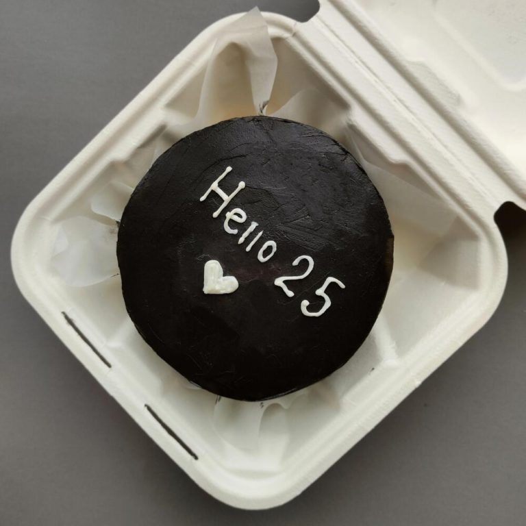 Бенто торт чёрный "hello..."