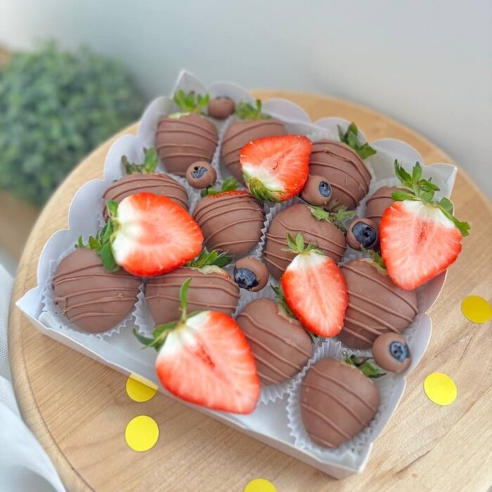 Клубника и голубика в бельгийском шоколаде Happy (12шт)