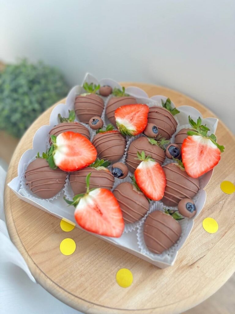 Клубника и голубика в бельгийском шоколаде Happy (12шт)